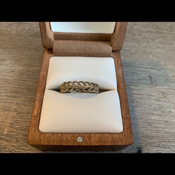 BOGO 💫Gorgeous Gold Ring💫 - Picture 3 of 3